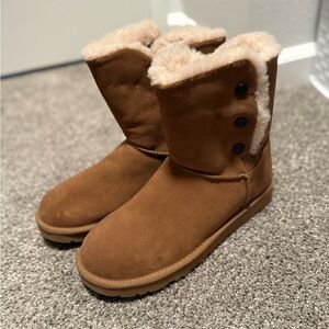 Cozy Brown Shearling-Lined Women's Boots